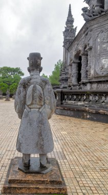 Hue, Vietnam 'da Mandarin askerlerinin heykelleri Khai Dinh Kraliyet Mezarlığı