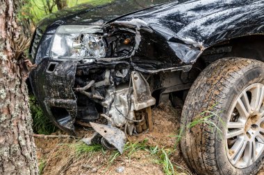 Araba kazası siyaha döndükten sonra. Yıkılmış Araba Tekerlekleri Otomobili