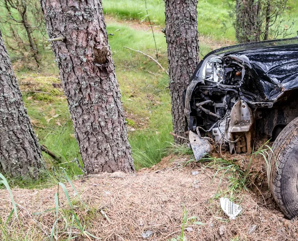 Kaza yapmış araba manzaralı fotoğraf sigortası kavramı