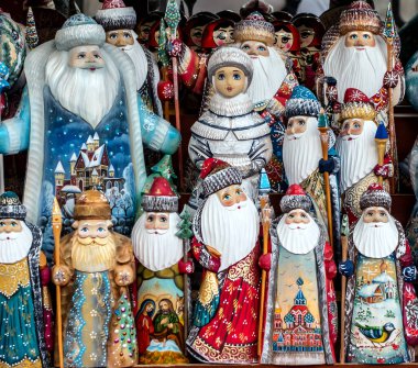 Noel Baba 'nın el boyaması Noel ağacı figürü Ded Moroz hatıraları Snegurochka heykelciği. Büyükbaba Frost ve Kar Bakiresi Rusya. Matrioshka Ormanı Rus Yuva Bebeği Boyalı Tahta