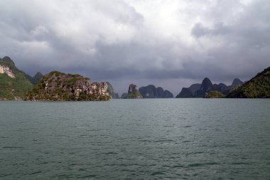 Vietnam, Ha Long Körfezi 'ndeki dağ kireçtaşı adaları sisli bir gün.