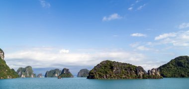 Vietnam, Ha Long Körfezi 'ndeki dağ kireçtaşı adaları.
