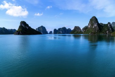 Vietnam, Ha Long Körfezi 'ndeki dağ kireçtaşı adaları.