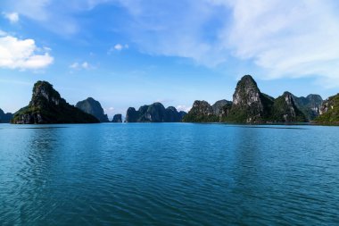 Vietnam, Ha Long Körfezi 'ndeki dağ kireçtaşı adaları.