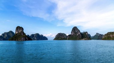 Vietnam, Ha Long Körfezi 'ndeki dağ kireçtaşı adaları.