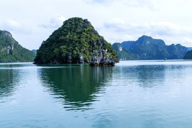 Vietnam, Ha Long Körfezi 'ndeki dağ kireçtaşı adaları.
