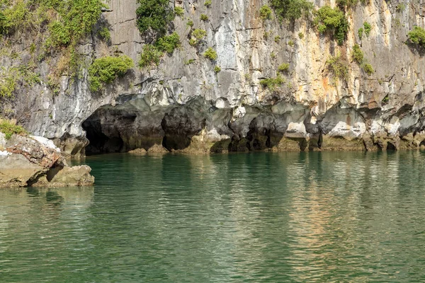 越南下龙湾的山地石灰岩岛景观 — 图库照片