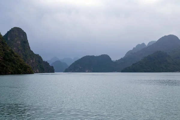 Isole Calcare Montagna Nebbioso Paesaggio Giorno Long Bay Vietnam — Foto Stock