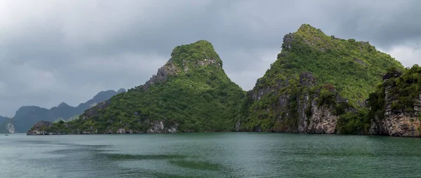 Montagne Calcaire Îles Brouillard Jour Paysage Long Bay Vietnam — Photo