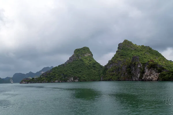 Montagne Calcaire Îles Brouillard Jour Paysage Long Bay Vietnam — Photo