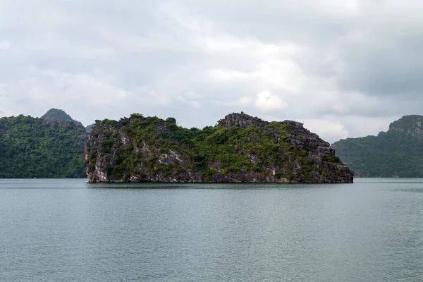 Горные Известняковые Острова Туманный Дневной Пейзаж Бухте Лонг Вьетнам — стоковое фото