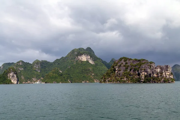 Montaña Islas Piedra Caliza Niebla Día Paisaje Long Bay Vietnam — Foto de Stock