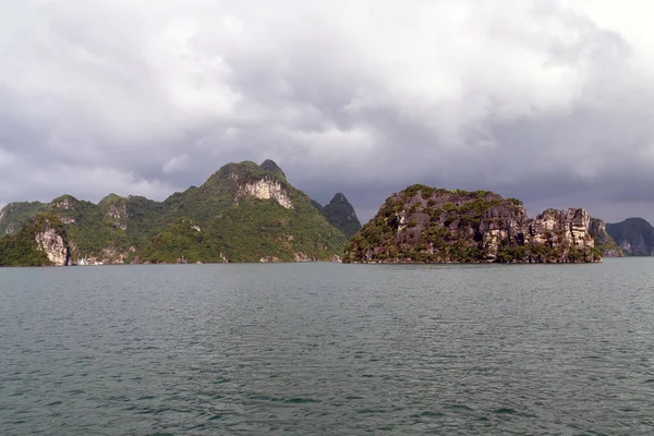 Montagne Calcaire Îles Brouillard Jour Paysage Long Bay Vietnam — Photo