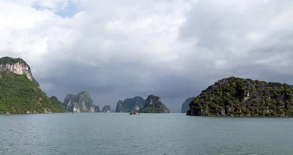 Paisaje Islas Piedra Caliza Montaña Long Bay Vietnam — Foto de Stock