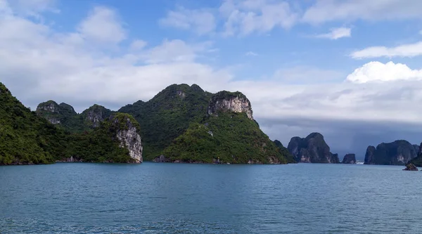 越南下龙湾的山地石灰岩岛景观 — 图库照片