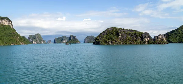 越南下龙湾的山地石灰岩岛景观 — 图库照片