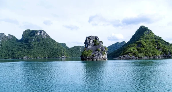 Paisaje Islas Piedra Caliza Montaña Long Bay Vietnam — Foto de Stock