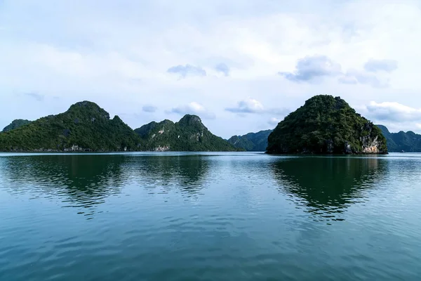 Montagna Paesaggio Isole Calcare Long Bay Vietnam — Foto Stock