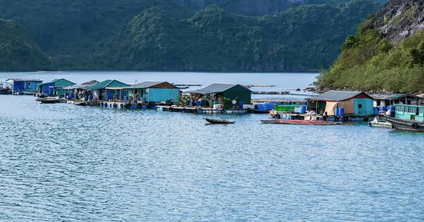 越南下龙湾的渔船 山地石灰岩岛景观全景 — 图库照片