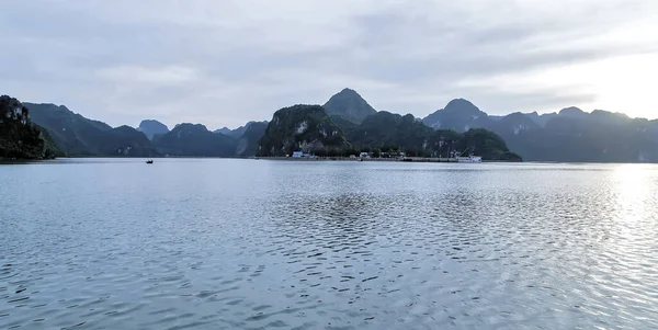 Hegyi Mészkő Szigetek Táj Long Bay Vietnam — Stock Fotó