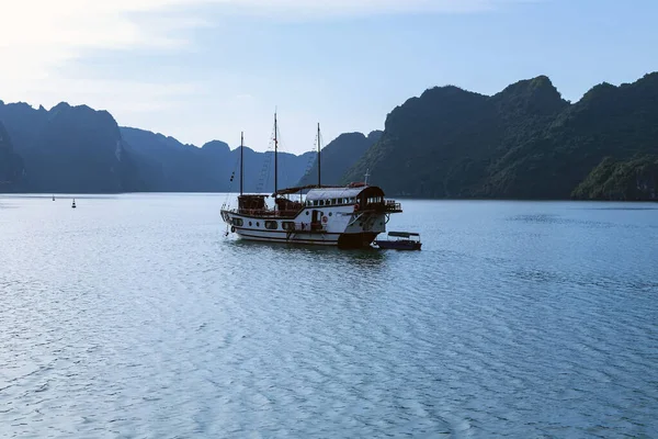 Hegyi Mészkő Szigetek Táj Long Bay Vietnam — Stock Fotó