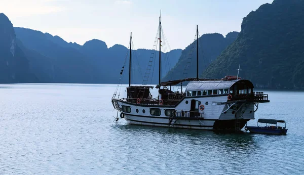 Hegyi Mészkő Szigetek Táj Long Bay Vietnam — Stock Fotó