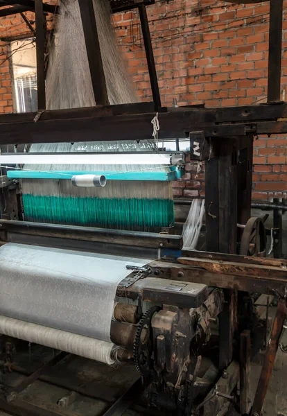 伝統的な布の織物の部屋 放棄された古い機械を扱う — ストック写真