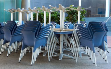 Restoranları ve barları kilitleyin, kafelerin dışındaki turistik alanlar boş. Coronavirus COVID-19 karantina restoran endüstrisi kapandı