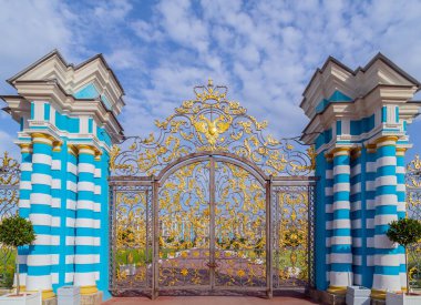 Rus çift başlı kartalı. Catherine Sarayı 'nın altın kapıları, Tsarskoe Selo, Puşkin, Saint-Petersburg, Rusya' daki kraliyet evi çitleri.