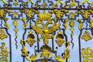 Çift başlı kartal. Catherine Sarayı 'nın altın kapıları, Tsarskoe Selo, Puşkin, Saint-Petersburg, Rusya' daki kraliyet evi çitleri.