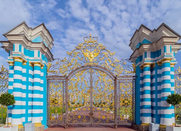 ロシアのダブルヘッドイーグル キャサリン宮殿黄金の門タールスコー プーシキン サンクトペテルブルク ロシアで装飾のある石造りの王室の住居フェンス — ストック写真