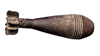 Paslı havan topu 2. Dünya Savaşı 'nı bombaladı. Havan mermisi beyaz arka planda izole edilmiş. Savaş Silahları