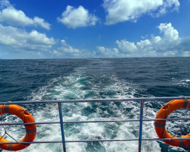 Turuncu can simidi, yolcu gemisi metalik tırabzanların üst güvertesinde. Su yüzeyi deniz manzarası.