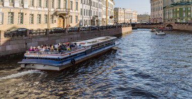 Neva nehri tekne gezisinde St. Petersburg Rusya şehir manzarası. Saint Petersburg, Rusya, Temmuz 04, 2014
