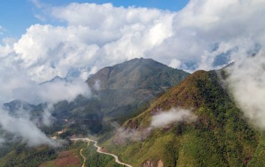 Rocky Dağları tabiatı. Mountain Hill yolu. Dağ sırası günbatımı gökyüzü