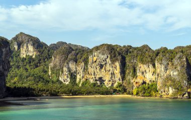 Kireçtaşı karstları Railay plaj doğası manzarası. Kır Manzarası Turizmi Krabi ve Ao Nang Tayland 'da. Güzel doğa manzarası arka plan dağı.