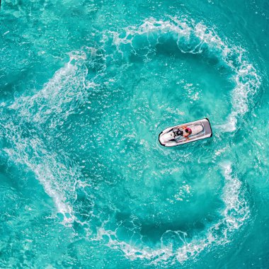 Jet Ski aşk kalp sembolü serper. Hava görüntüsü temiz turkuaz Maldivler tropikal deniz