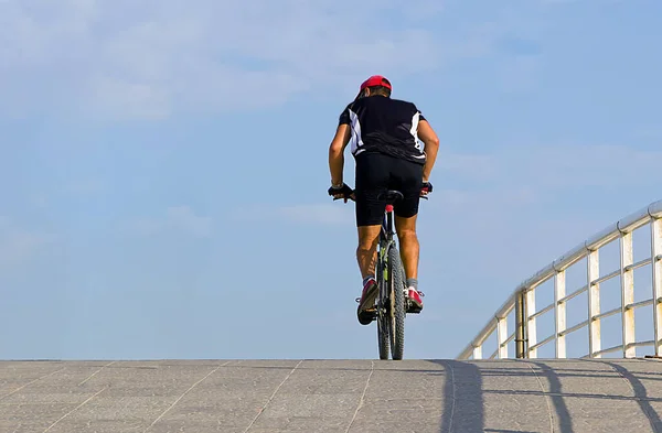 Mann Radelt Auf Fahrrad Der Stadtstraße Fahrradweg Städtische Langsame Schönheit — Stockfoto