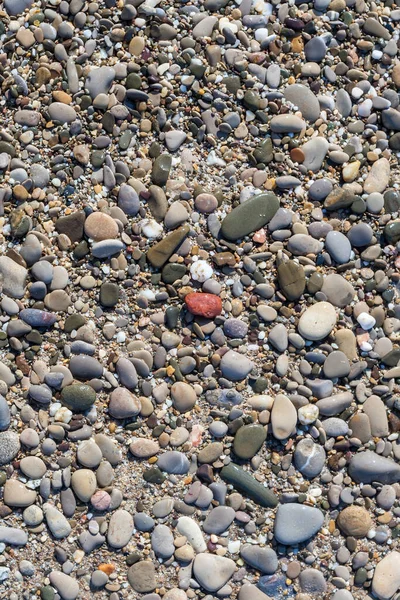 海滩上的石头灰色卵石海绵状背景 — 图库照片