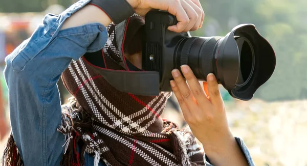 Traveler Fotógrafo Femenino Sosteniendo Cámara Dslr — Foto de Stock