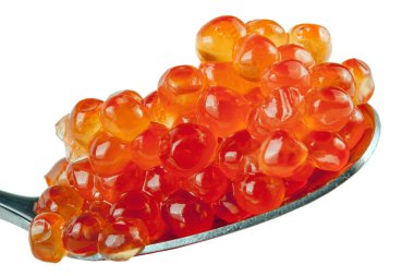 Beyaz arka planda izole edilmiş kaşıkta kırmızı havyar atıştırması.