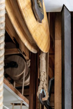 Mekanik tablolar mekanizması. Teknik seviyeler tören salonunun, yemek dağıtım katının ve makine kontrol katının altında..