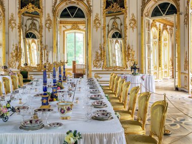 St. Petersburg 'da. Tsarskoye Selo. Puşkin şehri. RUSSIA - 3 Haziran 2014: Hermitage pavyonu İç mekanik masa yemek masası seremoni salonunun merkez bölümü