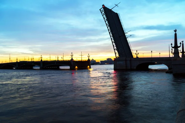 Puente en la ciudad de San Petersburgo, Rusia —  Fotos de Stock