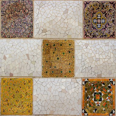 Barcelona, İspanya ünlü parc guell, renkli mozaik.