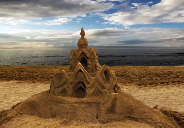 Пісочний замок на пляжі — стокове фото