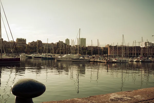Segelboot in port vell in barcelona. Katalonien — Stockfoto