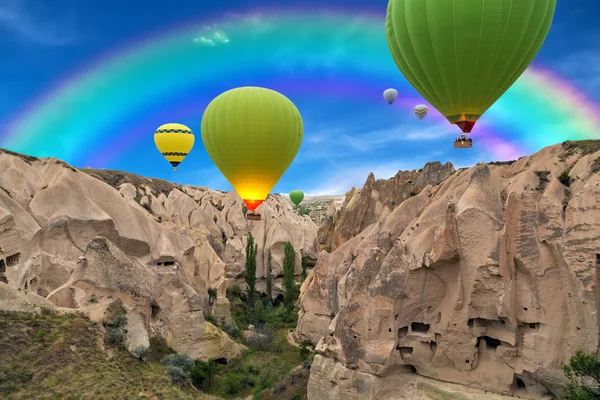 Forró levegő léggömbök naplemente, Cappadocia, Törökország — Stock Fotó