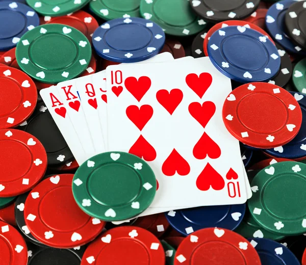 Hazardní hry čipy a hrací karty — Stock fotografie
