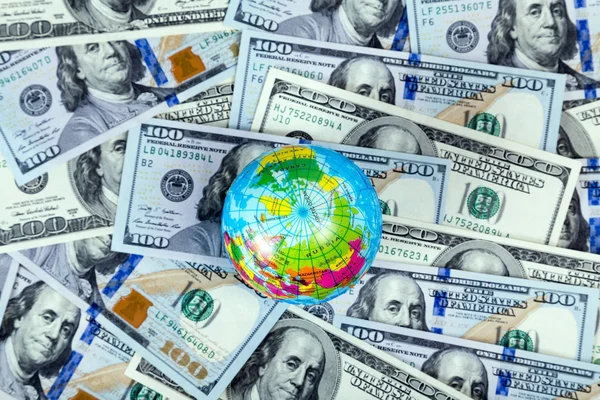 Globe on US dollar bill background — Stock Photo, Image